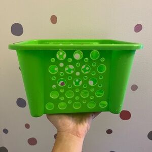 GREEN PLASTIC ORGANIZATION BASKET